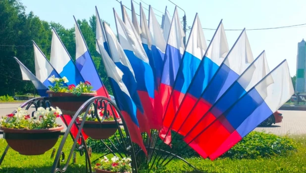 Флагами украсили Барнаул ко Дню России