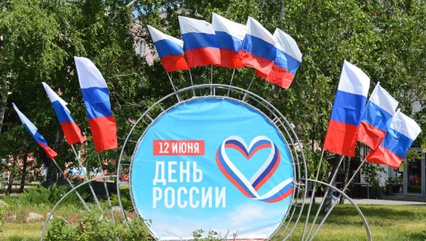 Флагами украсили Барнаул ко Дню России