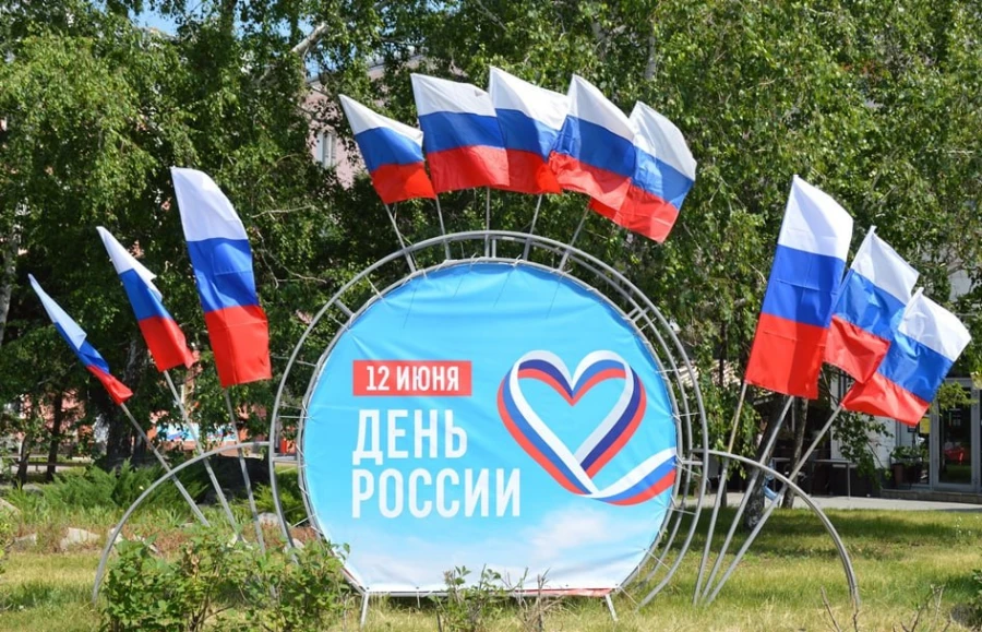 Флагами украсили Барнаул ко Дню России