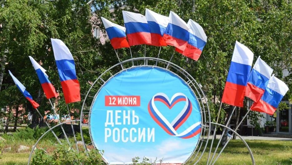 Флагами украсили Барнаул ко Дню России