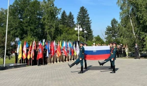 Подняли флаг в Барнауле в честь празднования Дня России