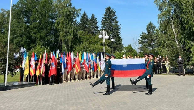 Подняли флаг в Барнауле в честь празднования Дня России