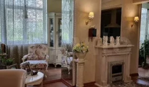 Нежно-розовую квартиру прямиком из 70 годов продают в Барнауле за 25 млн рублей.