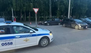 В Барнауле мотоцикл столкнулся с легковым автомобилем.