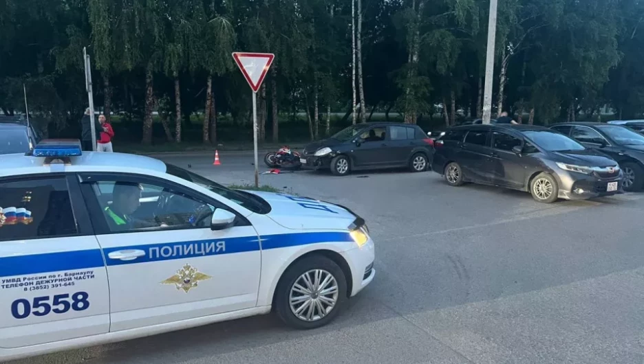 В Барнауле мотоцикл столкнулся с легковым автомобилем.