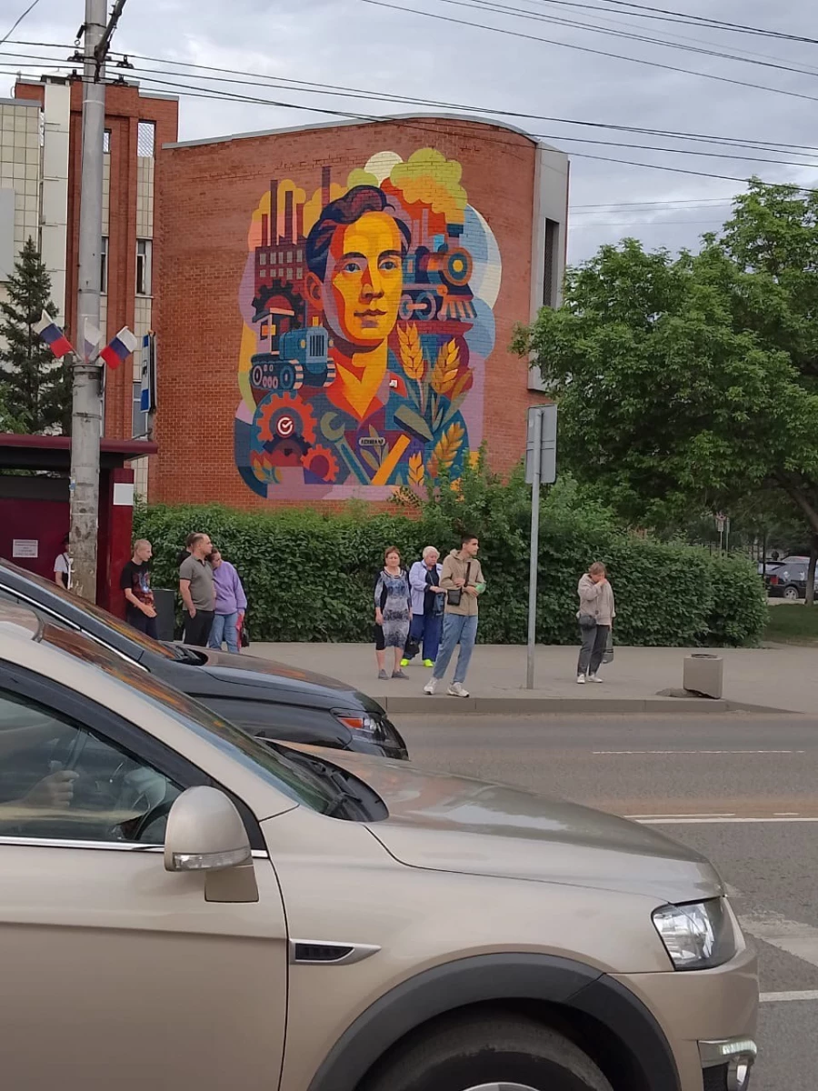 Муралы украсили стены знаковых зданий в 11 городах Сибири, имеющих почетное звание Города трудовой доблести.