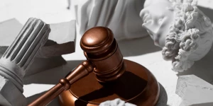 Молоток судьи, гипсовые фигуры.