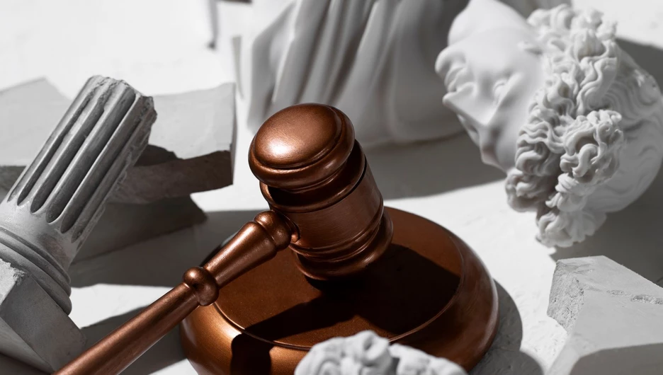 Молоток судьи, гипсовые фигуры.