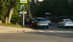 В центре Барнаула «Самокатчика» сбила машина.