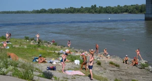 Барнаульцы вышли «пожариться» на палящем солнце и искупаться.