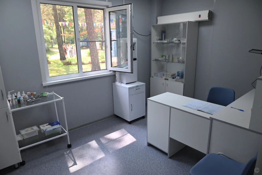 Новый модульный медицинский блок установили в лагере «Медвежонок».