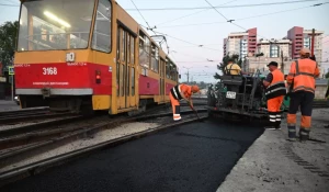  Барнауле начали укладывать асфальт на трамвайном узле по проспекту Красноармейский.