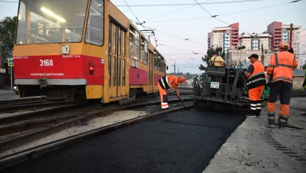  Барнауле начали укладывать асфальт на трамвайном узле по проспекту Красноармейский.