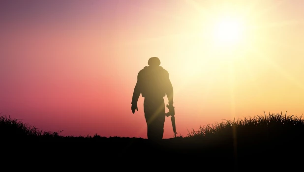 Силуэт солдата.