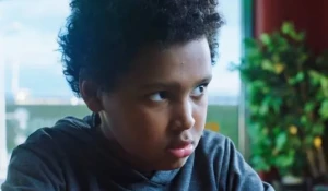 Габриэль Адесокан в фильме «Семья года».