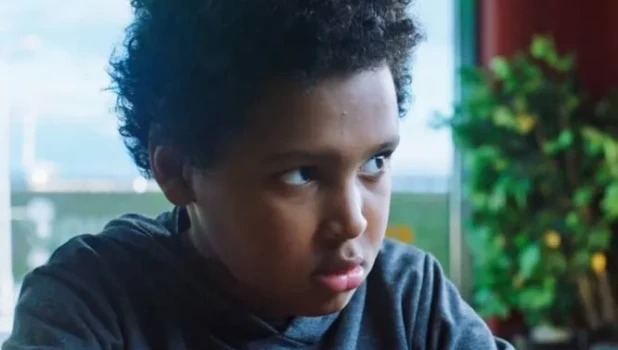 Габриэль Адесокан в фильме «Семья года».