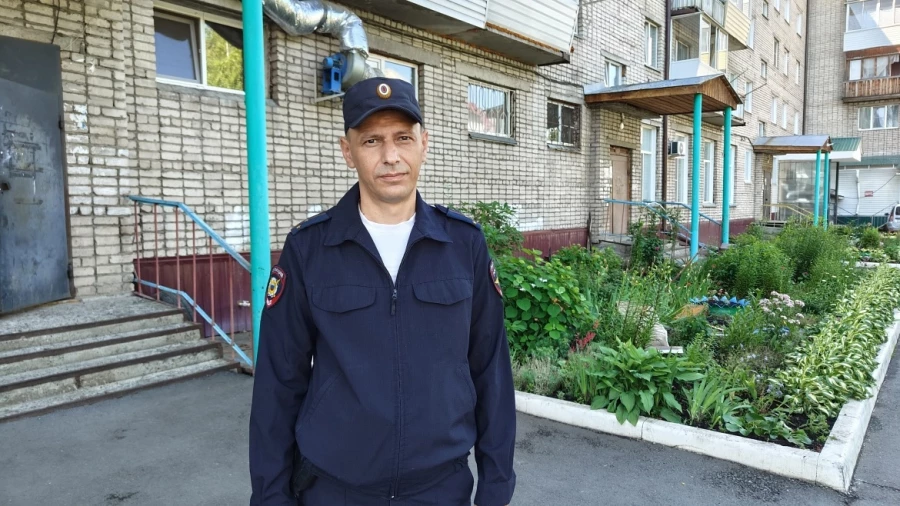 В Горно-Алтайске полицейский спас из огня человека. В Горно-Алтайске полицейский спас из огня человека.