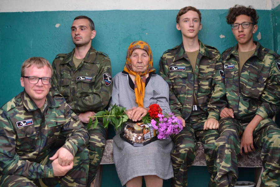Поисковый отряд с Екатериной Мелешко - она видела лыжников из 28-й бригады весной 1943 года. с. Сенное Брянской области. Июль 2018 года. Поисковый отряд с Екатериной Мелешко - она видела лыжников из 28-й бригады весной 1943 года. с. Сенное Брянской области. Июль 2018 года.