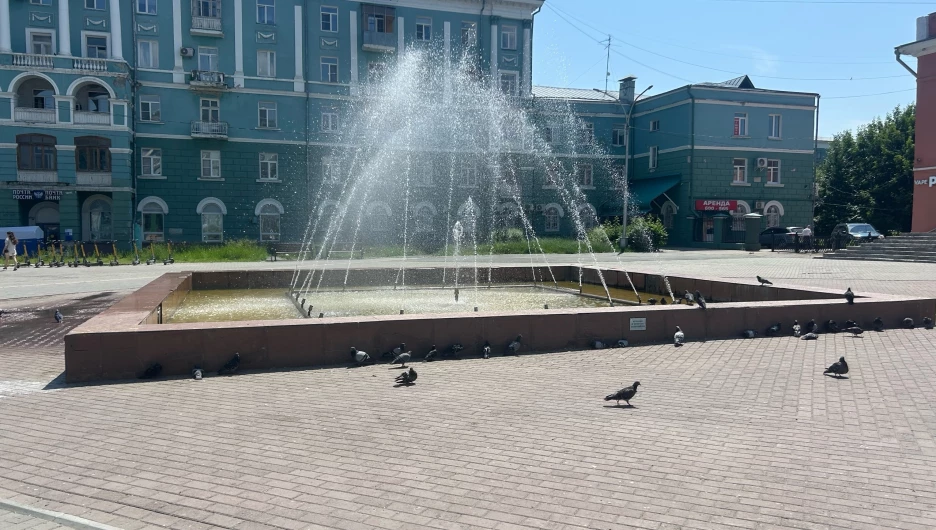 Фонтан возле ТЦ «Россия». 