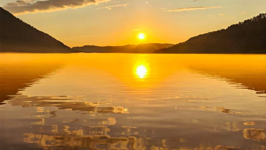 Алтайский заповедник показал конец трудового дня в лучах чарующего заката. 