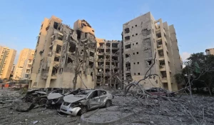 Место разрушения после атаки иранских ракет 