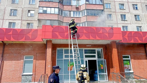 Крыша барнаульского магазина загорелась.