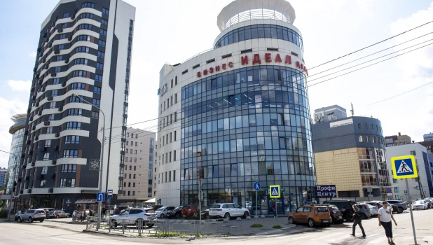 Парковка на Красноармейском проспекте, 47а и углу ул. Пролетарской, 127 в Барнауле.