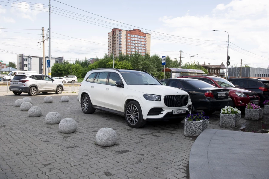 Парковка на Красноармейском проспекте, 47а и углу ул. Пролетарской, 127 в Барнауле.