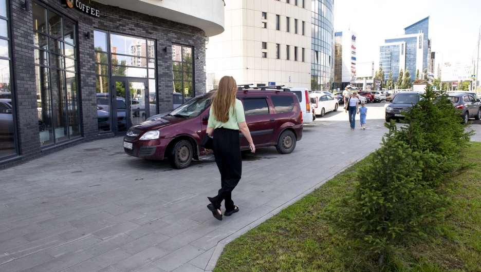 Парковка на Красноармейском проспекте, 47а и углу ул. Пролетарской, 127 в Барнауле.