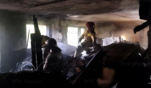 Спасатели и пожарные работают на месте взрыва