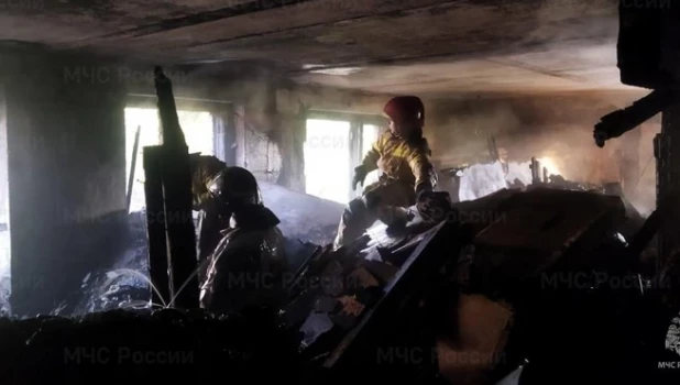 Спасатели и пожарные работают на месте взрыва