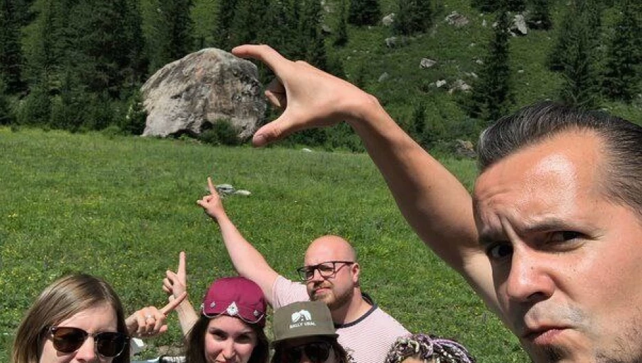 Друзья восхищены камнем Горного Алтая 