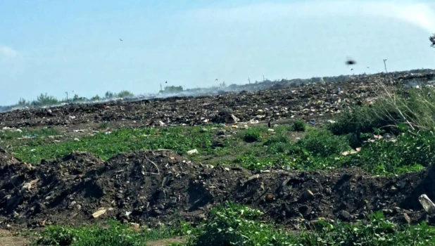 Дымящаяся свалка в Топчихинском районе.