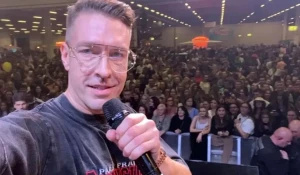 Алекс Лесли.