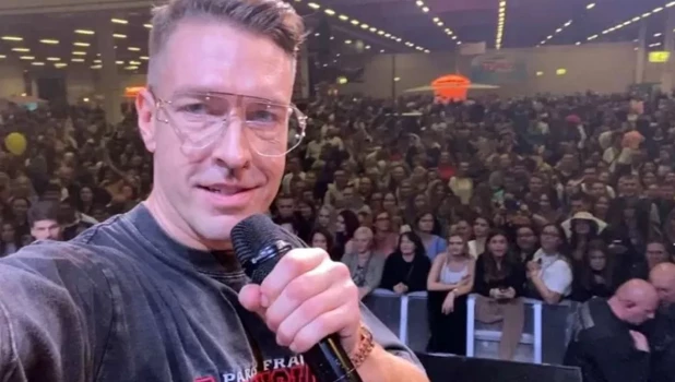 Алекс Лесли.