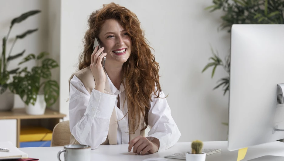 Девушка разговаривает по телефону.