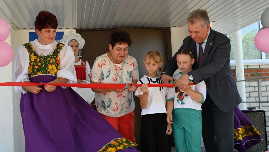 Александр Романенко открыл обновлённый дом культуры в посёлке Ремовский Локтевского района Алтайского края.