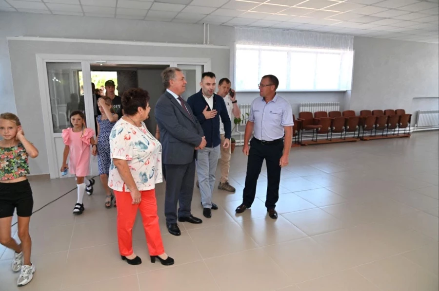 Александр Романенко осмотрел обновлённый дом культуры в посёлке Ремовский Локтевского района Алтайского края.