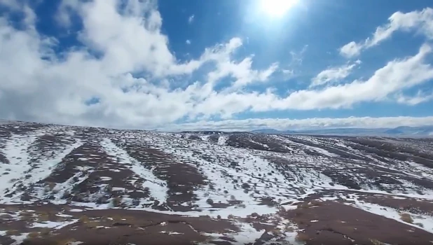 Самая сухая пустыня Атакама в Чили внезапно покрылась снежным ковром.