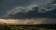 Завораживающие грозовые тучи перед бурей на Алтае запечатлел фотограф.