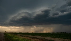 Завораживающие грозовые тучи перед бурей на Алтае запечатлел фотограф.
