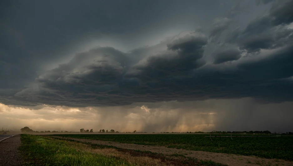 Завораживающие грозовые тучи перед бурей на Алтае запечатлел фотограф.