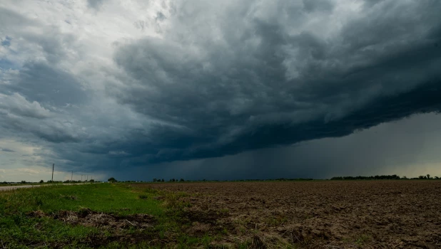 Завораживающие грозовые тучи перед бурей на Алтае запечатлел фотограф.