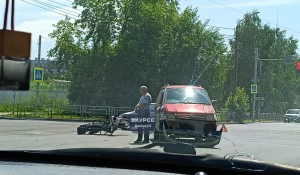 Жесткое ДТП с мотоциклом снова произошло в Барнауле на перекрестке