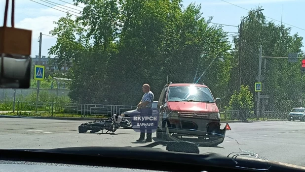 Жесткое ДТП с мотоциклом снова произошло в Барнауле на перекрестке