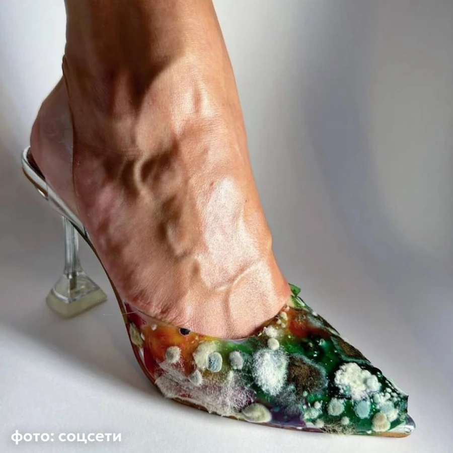 Девушки создают биопортреты, используя микробы из подмышек, пупков и ноздрей.