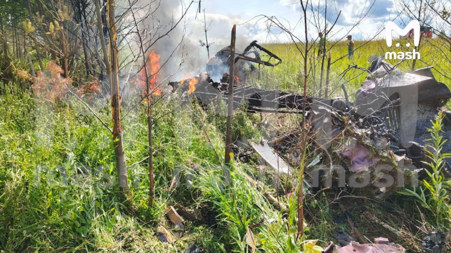 Легкомоторный самолет упал и загорелся в Подмосковье
