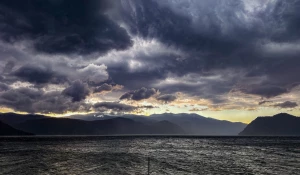 Грозовые тучи над Телецким озером.