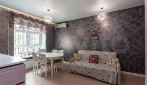 Квартиру с розовой кухней и люстрами-одуванчиками продают в Барнауле за 24,8 млн рублей.