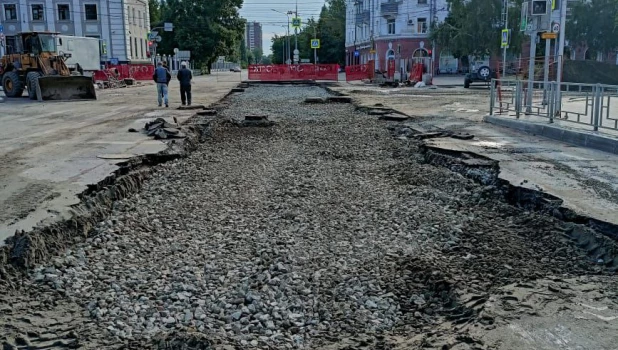 На Ленинском проспекте в Барнауле залили бетон после ремонта теплосети.